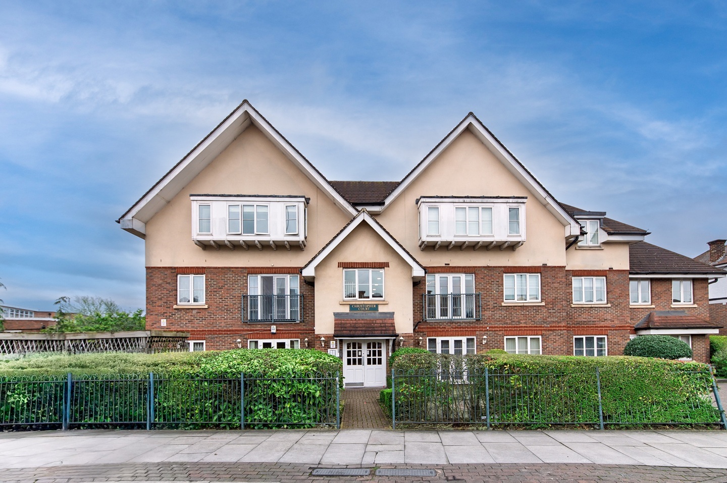 London - 2 Bed Flat, Christopher Court, NW4 - To Rent Now for £1,800.00 p/m