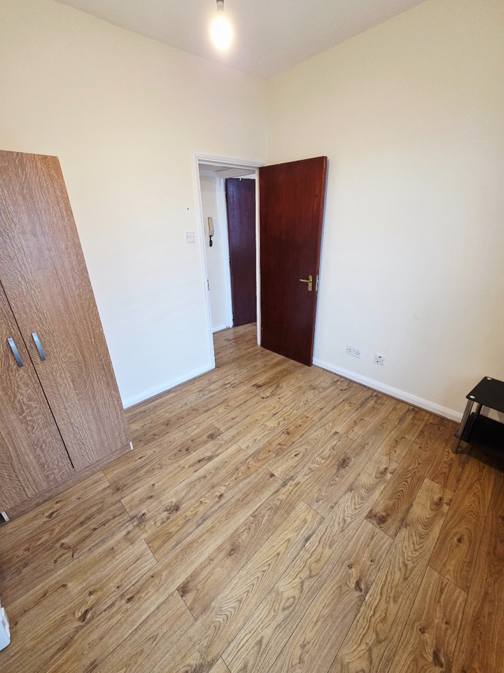 Additional image 5 of 1 Bed Flat, Oldfield Grove, SE16, N1 7GU