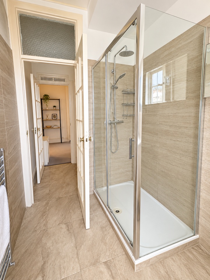 2 Bed Flat, Queens Court, W2 photo 2