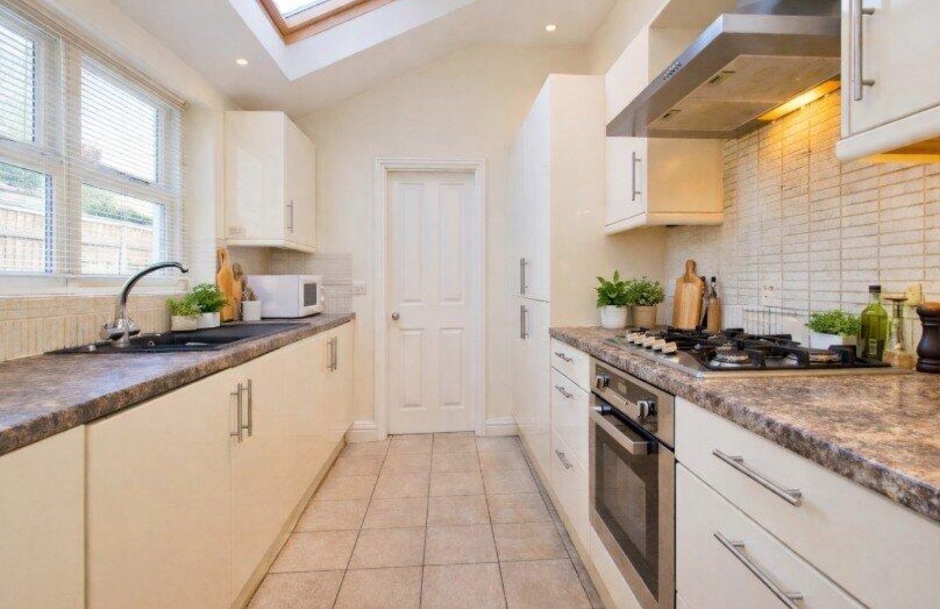 6 Bed Semi-Detached House, Midland Avenue, NG7, N1 7GU