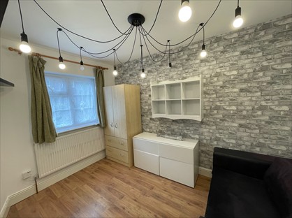 4 Bed Semi-Detached House, Canham Gardens, TW4