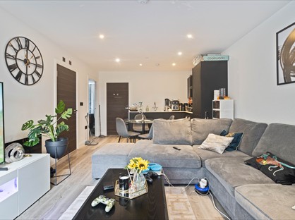 2 Bed Flat, Swan Courtyard, B26