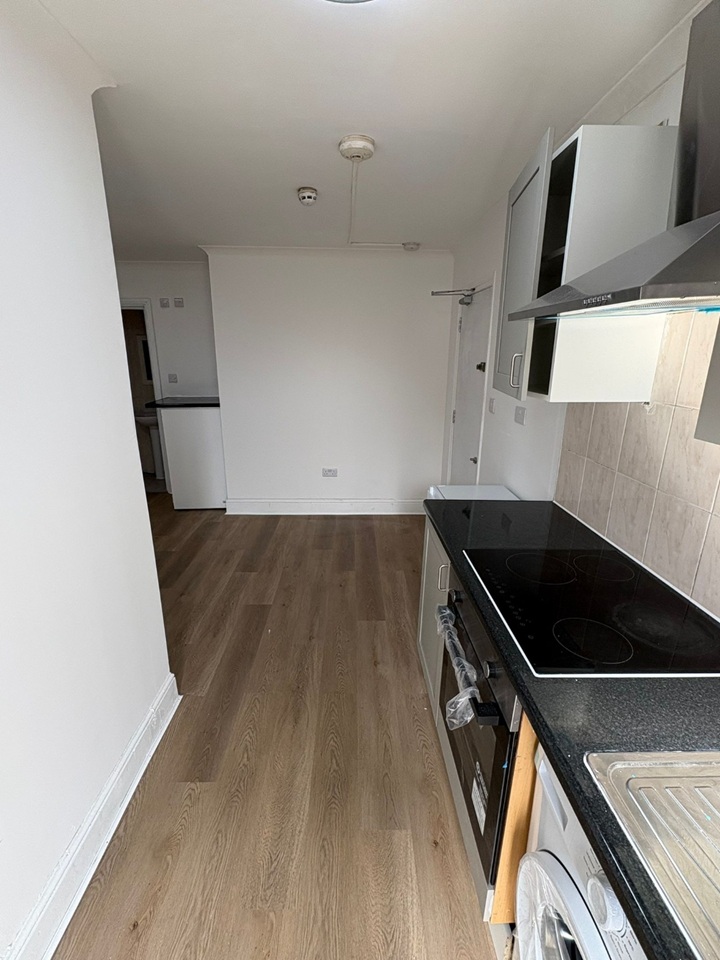 London - Studio Flat, London, NW2 - To Rent Now for £1,350.00 p/m