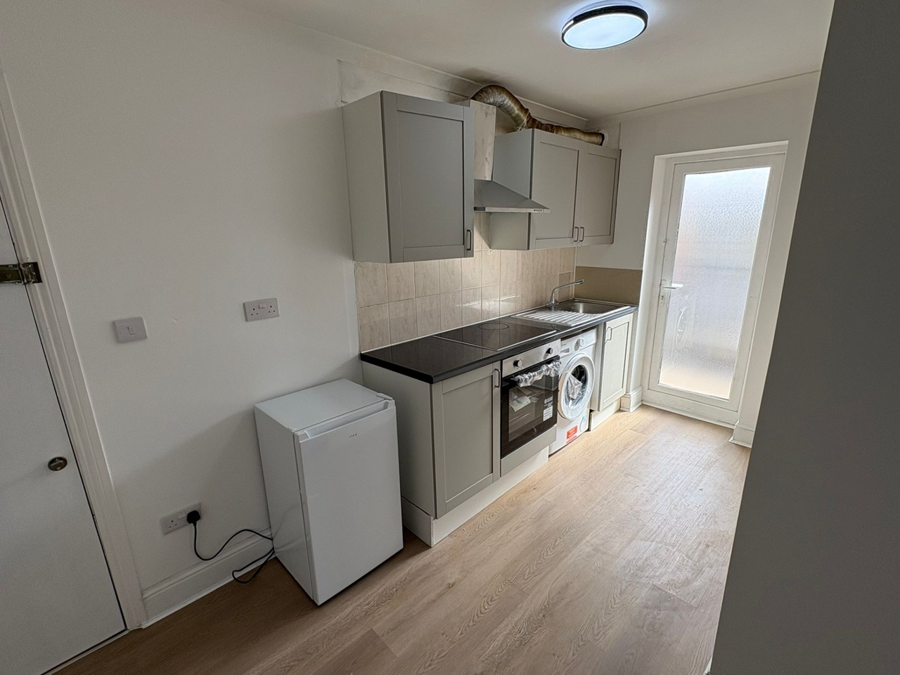 London - Studio Flat, London, NW2 - To Rent Now for £1,350.00 p/m
