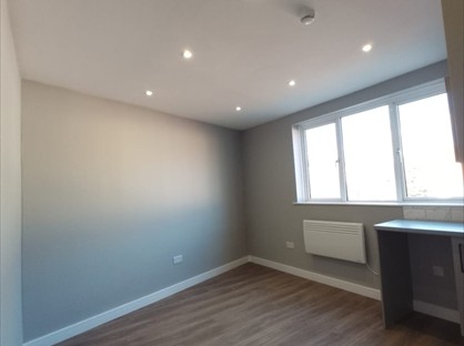 Studio Flat, Cobham Avenue, KT3