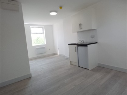 Studio Flat, Holly Bush Lane, TW12