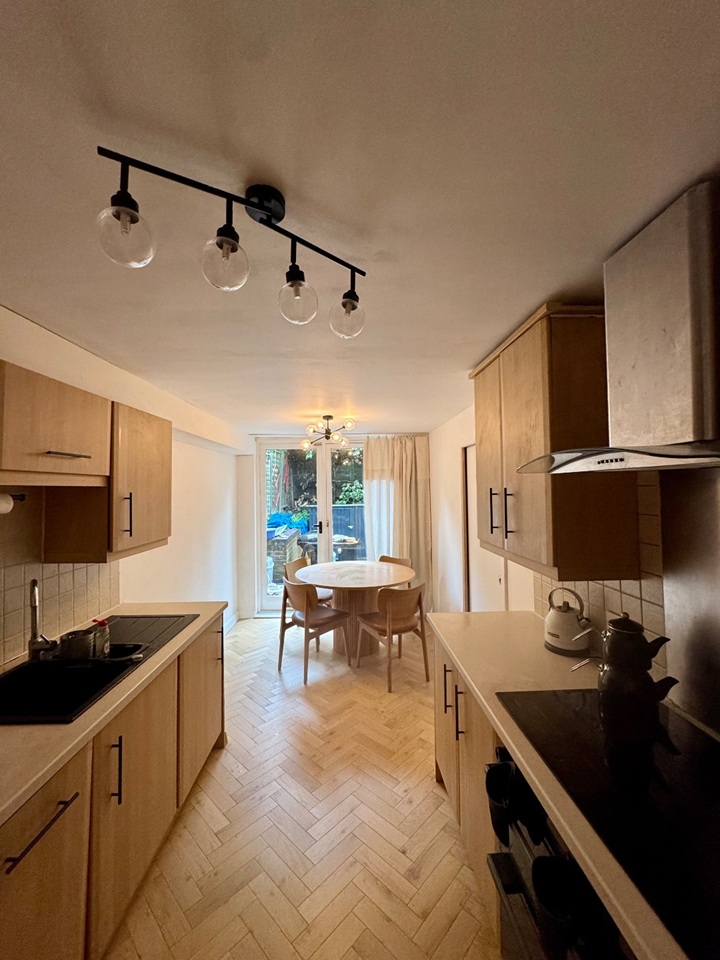 Room in a Shared Flat, Great Western Road, W11