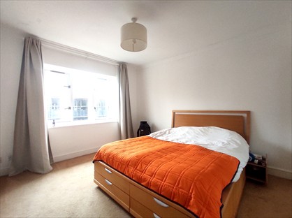 3 Bed Flat, Great Heathmead, RH16