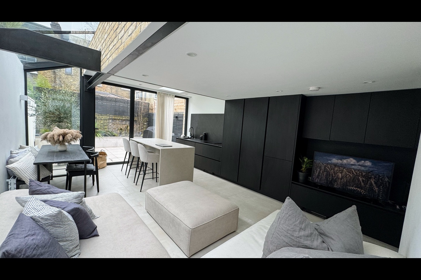 1 Bed Flat, Nealden St, SW9, N1 7GU