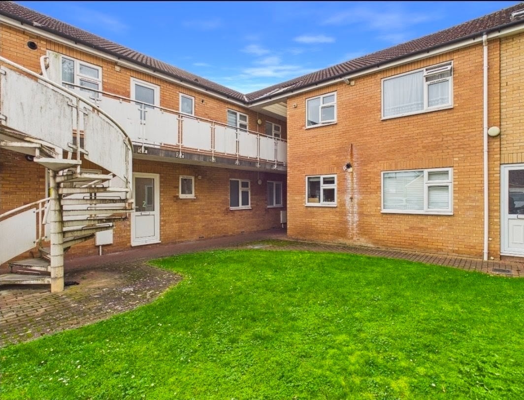 2 Bed Flat, Enniskillen Road, CB4, N1 7GU