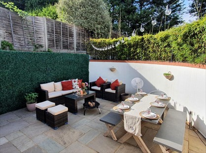 2 Bed Flat, Gloucester Road, RH1