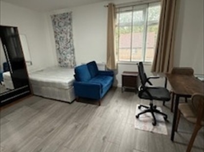 1 Bed Flat, Studio, TW3