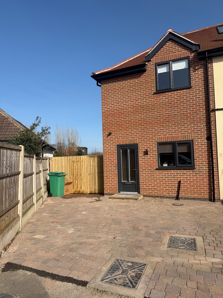 1 Bed Flat, Russell Drive, NG8, N1 7GU