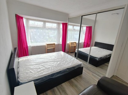 Room in a Shared House, Central Avenue, TW3