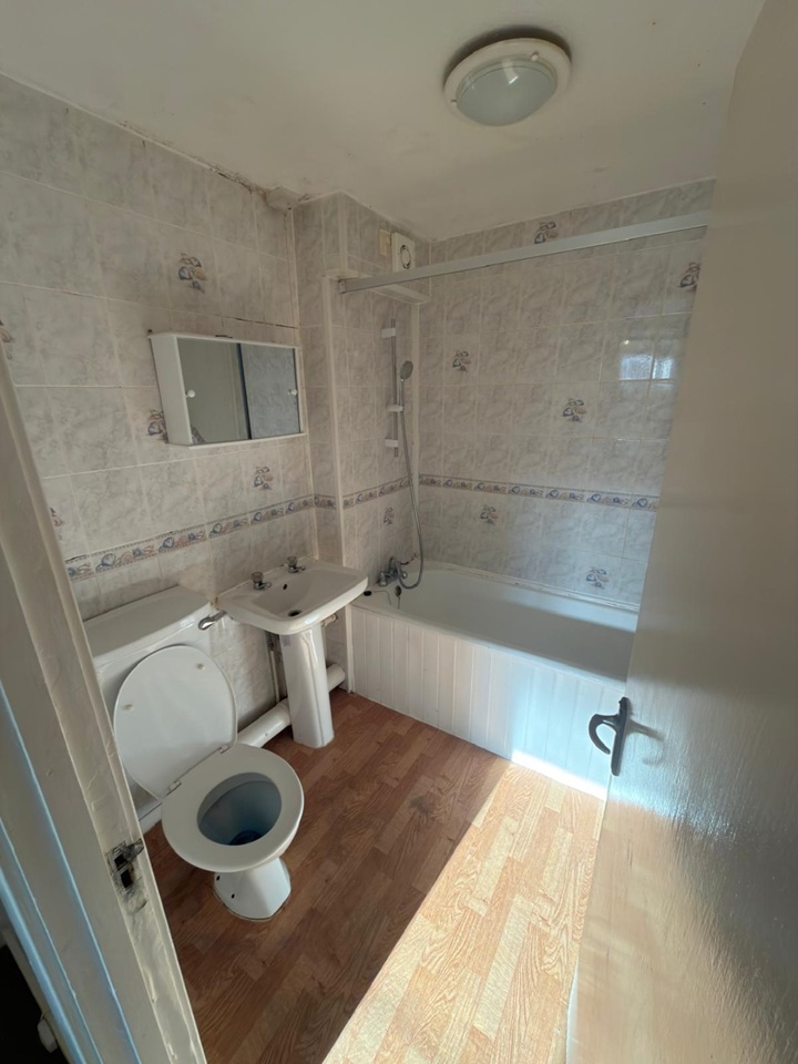 Additional image 7 of 2 Bed Flat, Winn Road, SO17, N1 7GU