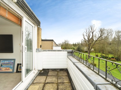 2 Bed Flat, Willow Grove, BR7