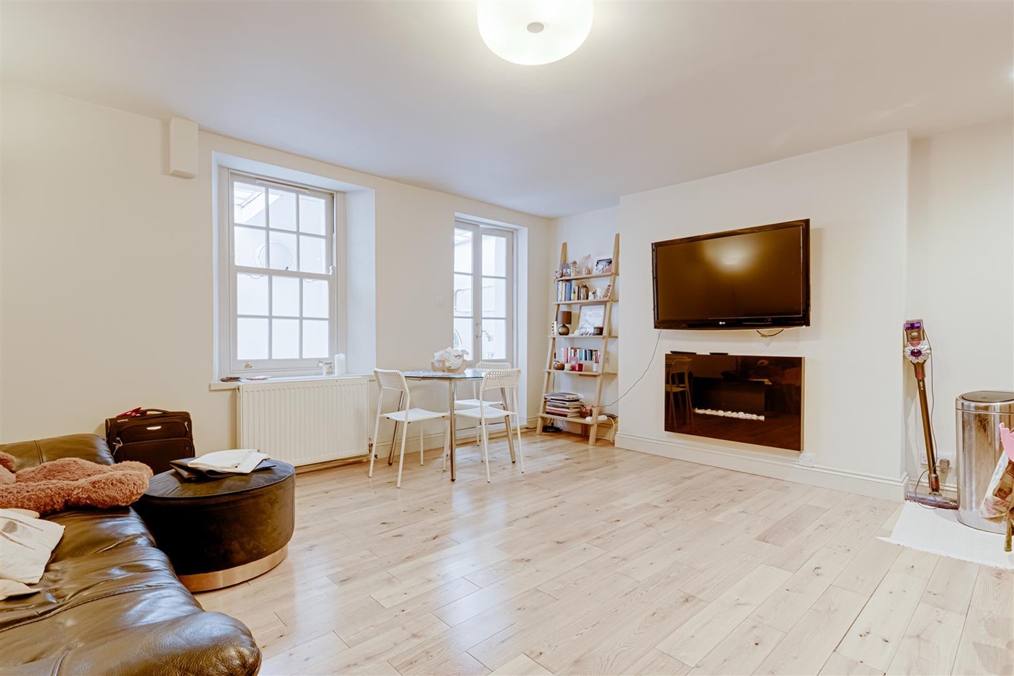 1 Bed Flat, Amwell St, EC1R