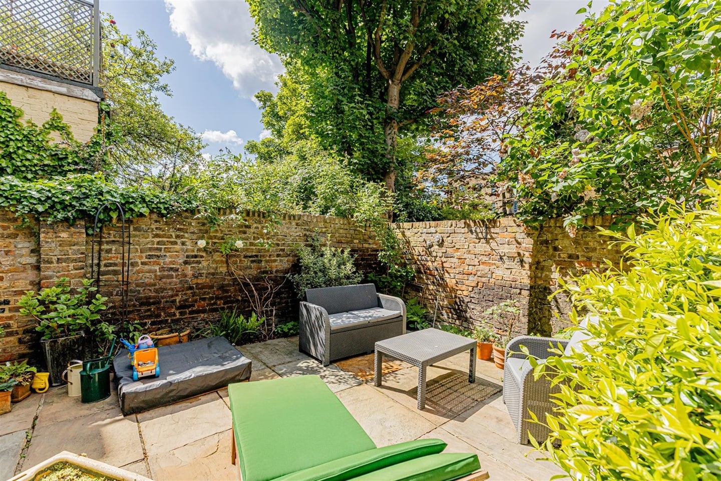 1 Bed Flat, Amwell St, EC1R photo 2