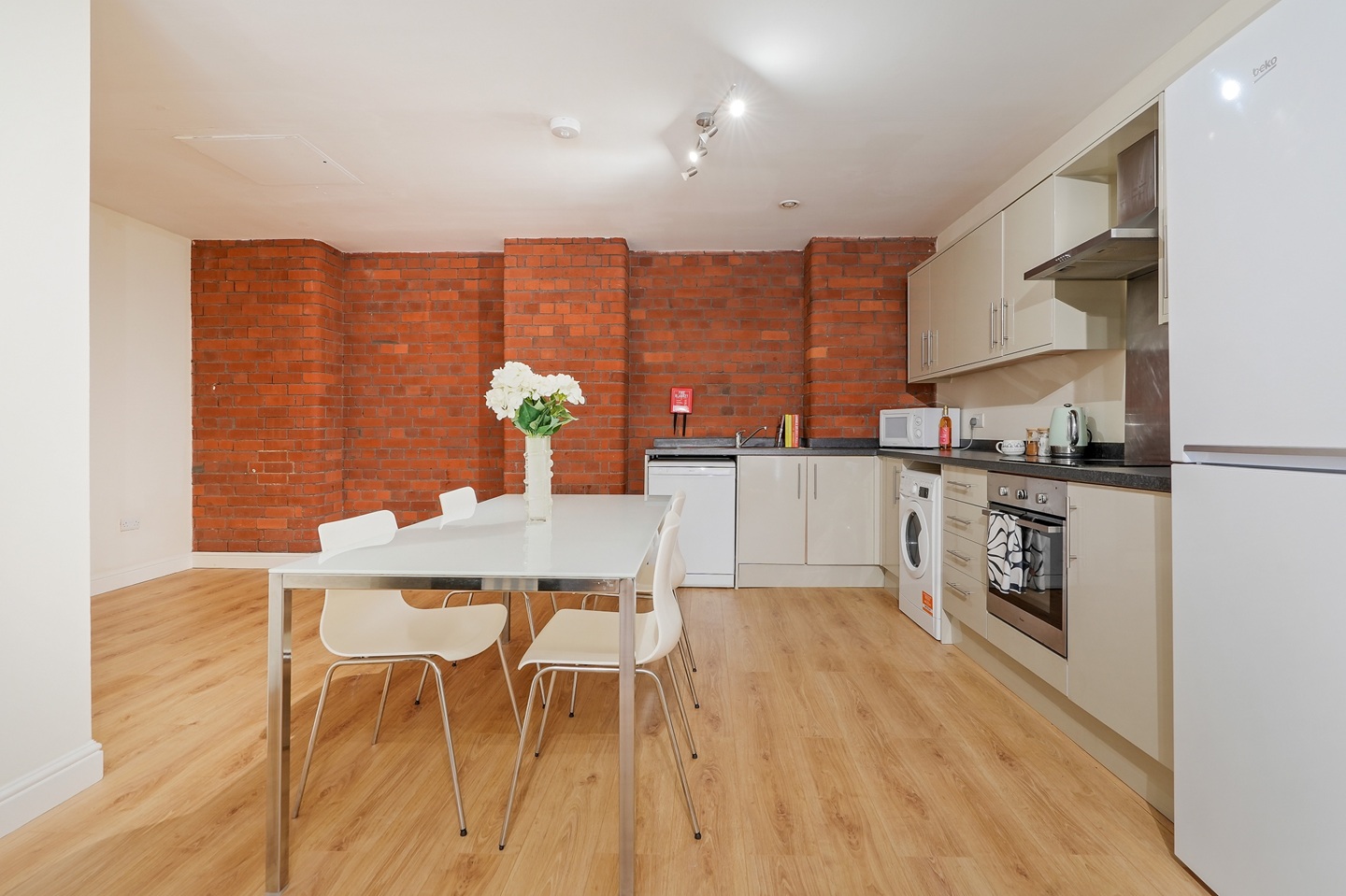4 Bed Flat, Bells Square, S1 photo 5