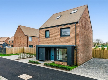 4 Bed Detached House, Medland Close, GU6