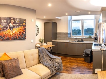 2 Bed Flat, Wakefield Road, HD5