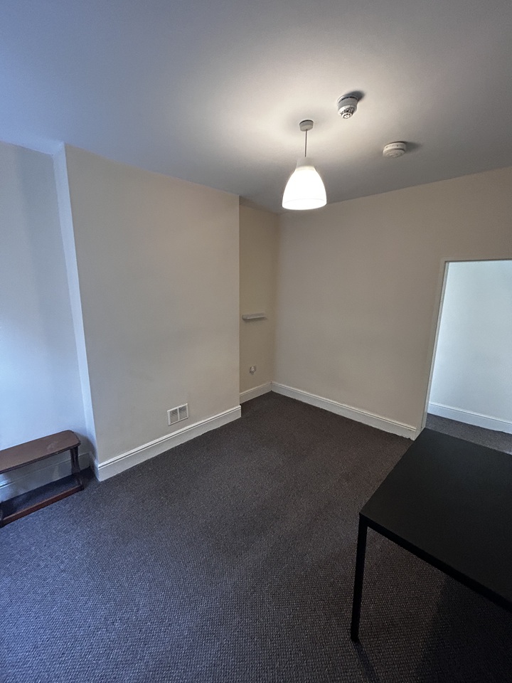 2 Bed Flat, Colwick Road Nottingham, NG2 photo 2