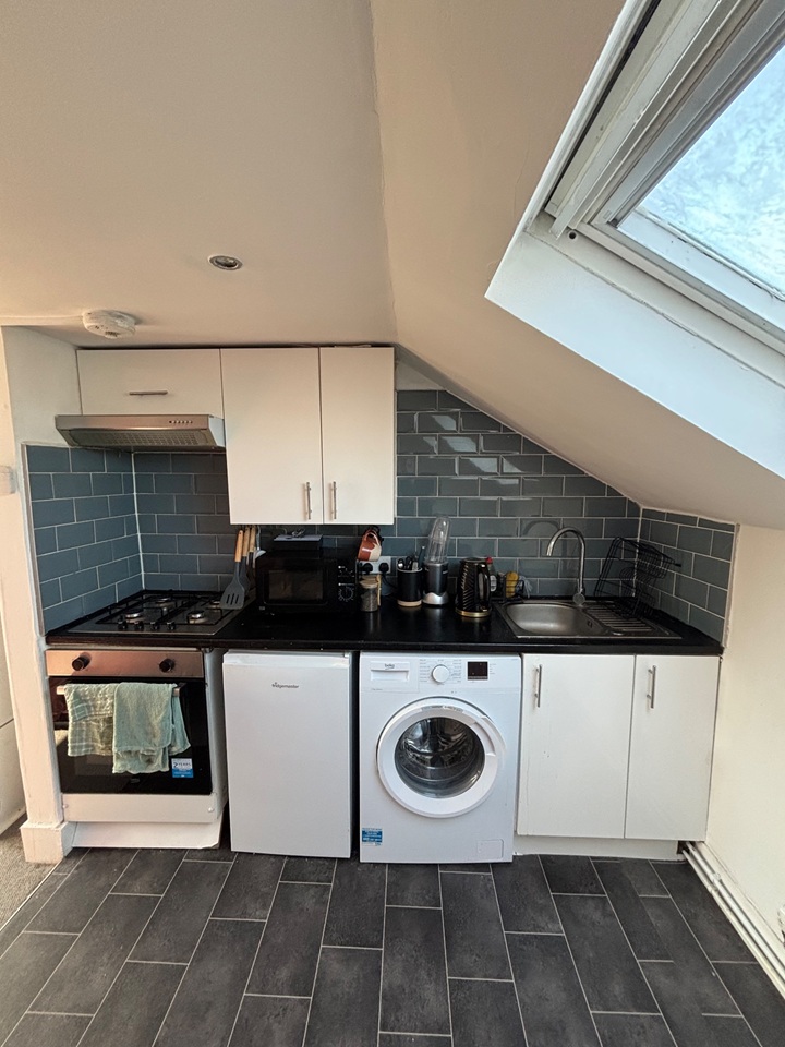 Additional image 4 of Studio Flat, Battersea Park Road, SW11, N1 7GU