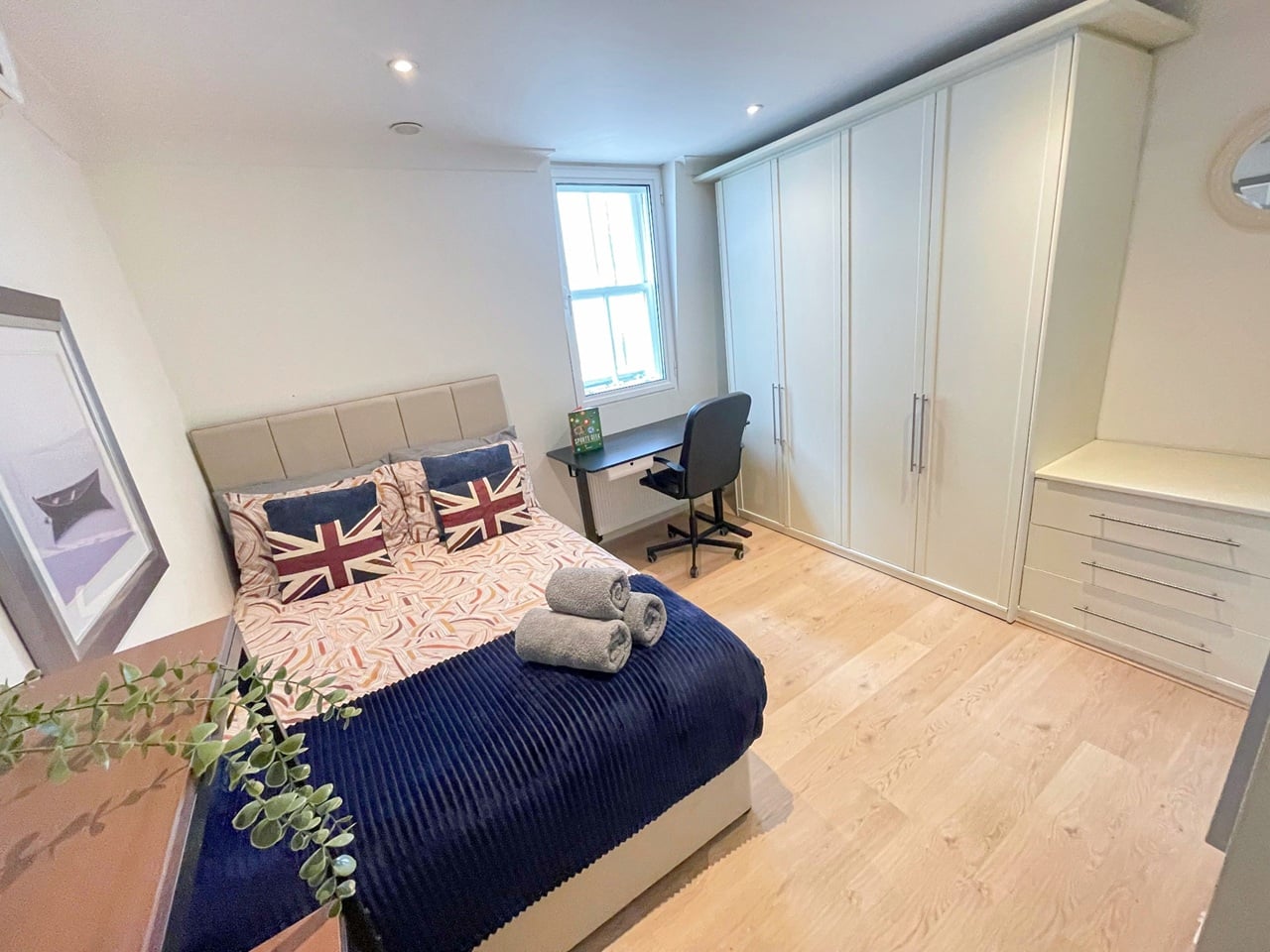 2 Bed Flat, Villiers St, WC2N photo 3