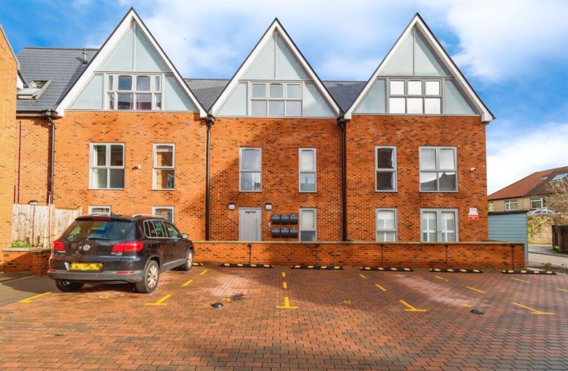 3 Bed Flat, Church End, SO15, N1 7GU