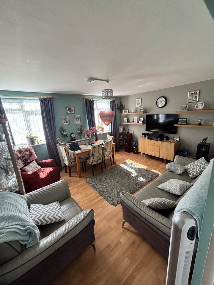 London - 2 Bed Flat, Sheldon Court, SW8 - To Rent Now for £1,650.00 p/m