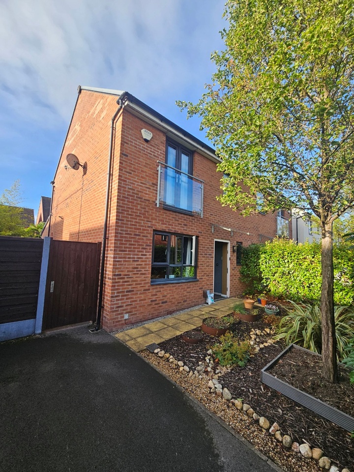 3 Bed Semi-Detached House, River View Drive, M7, N1 7GU