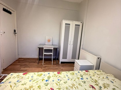 Room in a Shared House, Clinton Road, N15