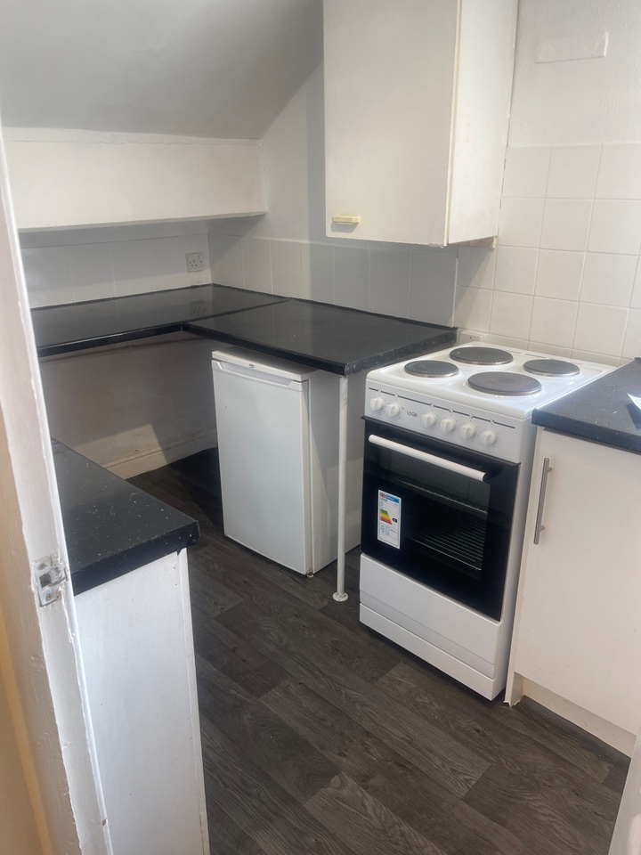 Studio Flat, Cleveland Road, M8 photo 3