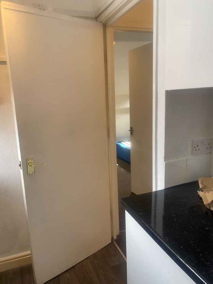 Studio Flat, Cleveland Road, M8 photo 4