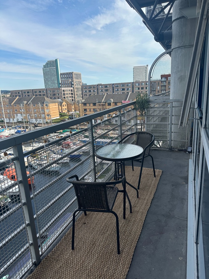 2 Bed Flat, Baltic Quay, SE16 photo 2