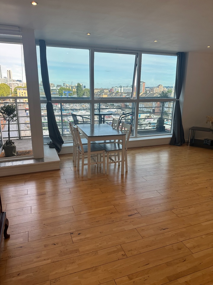 2 Bed Flat, Baltic Quay, SE16 photo 3