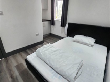 Studio Flat, Lansbury Drive, UB4
