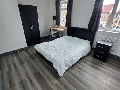Studio Flat, Lansbury Drive, UB4