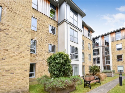2 Bed Flat, Coombe Way, GU14