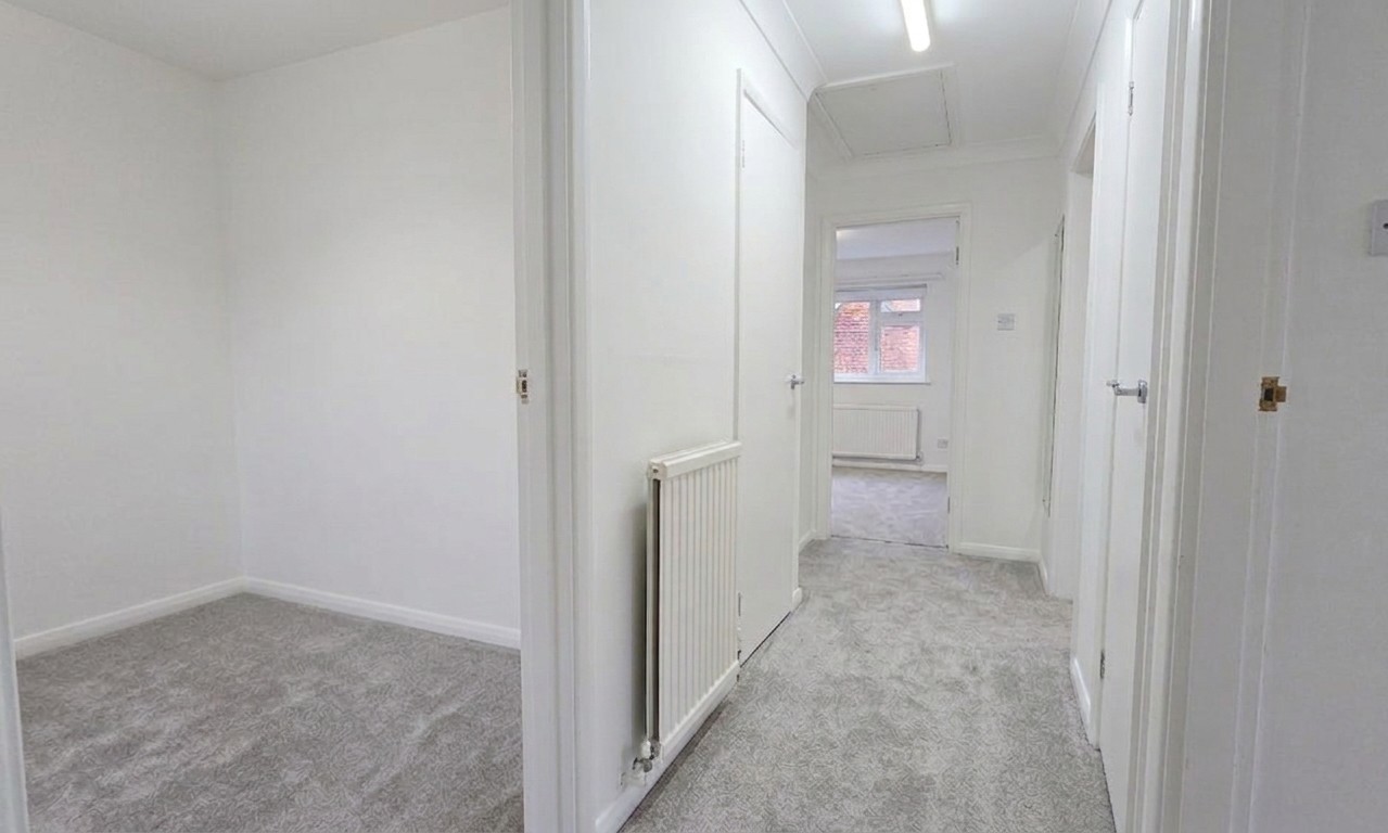 Dorking - 2 Bed Flat, Horsham Road, RH4 - To Rent Now for £1,400.00 p/m