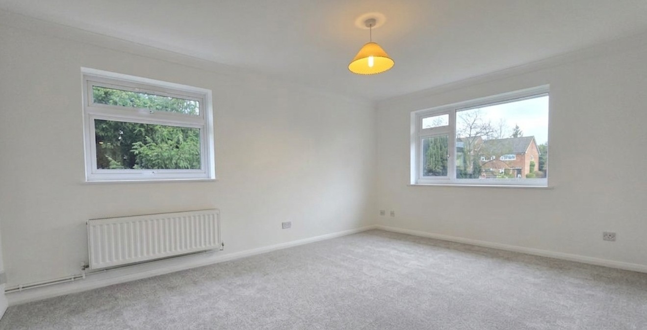 Dorking - 2 Bed Flat, Horsham Road, RH4 - To Rent Now for £1,400.00 p/m
