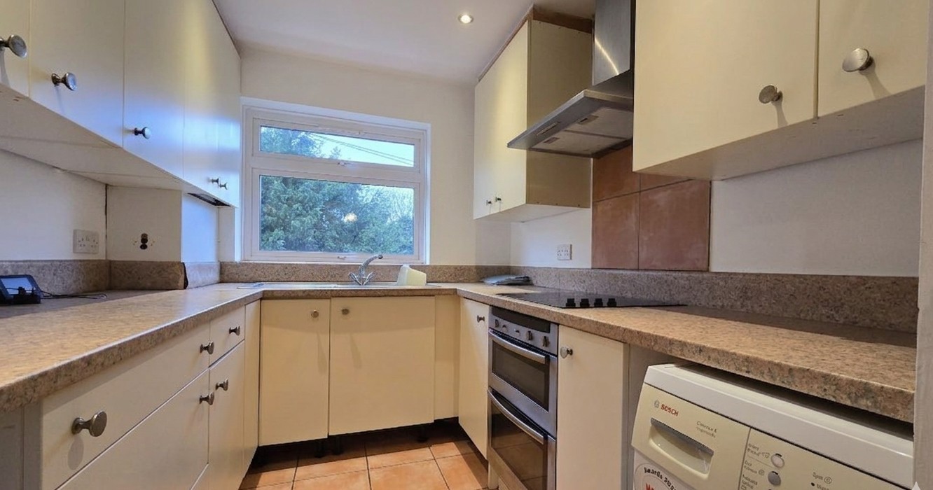 Dorking - 2 Bed Flat, Horsham Road, RH4 - To Rent Now for £1,400.00 p/m