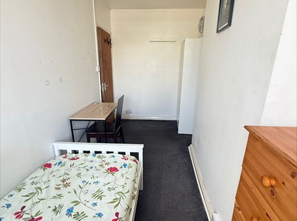 Room in a Shared Flat, Mile End Road, E1