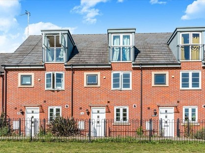 3 Bed Terraced House, Sinclair Drive, RG21