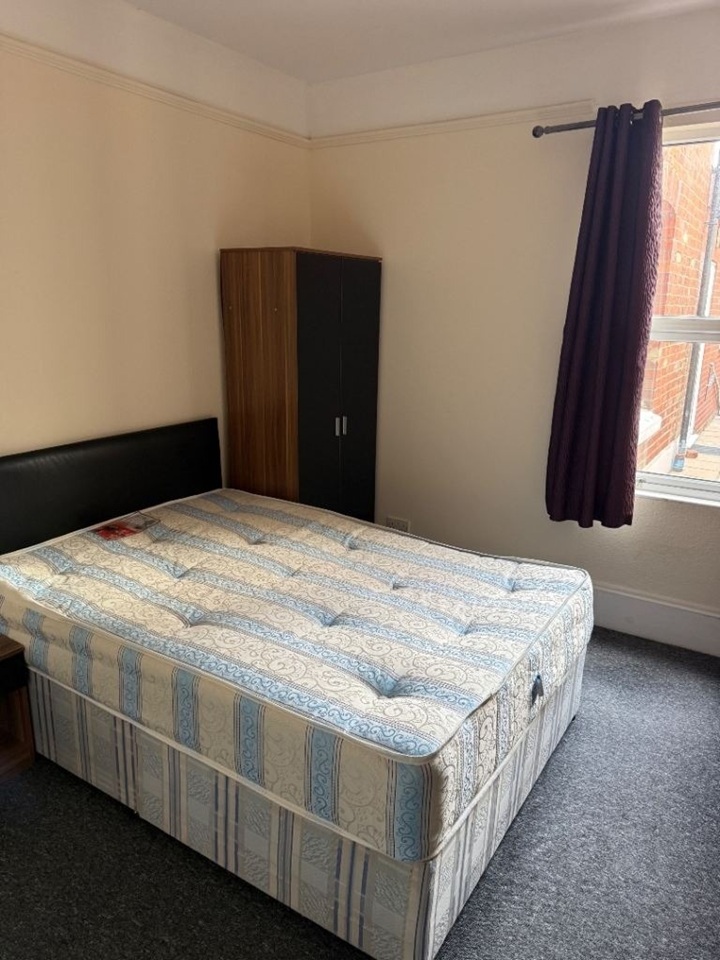 Room in a Shared House, College Road, RG6, N1 7GU