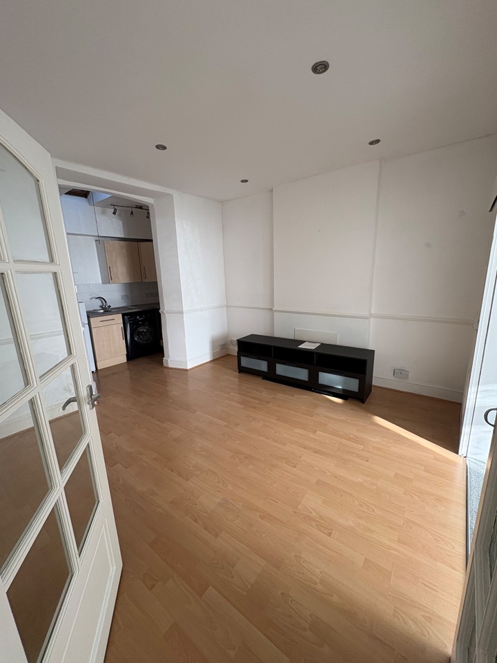 1 Bed Flat, Hanham Road, BS15 photo 2