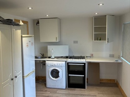 Studio Flat, Windsor Way, GU22
