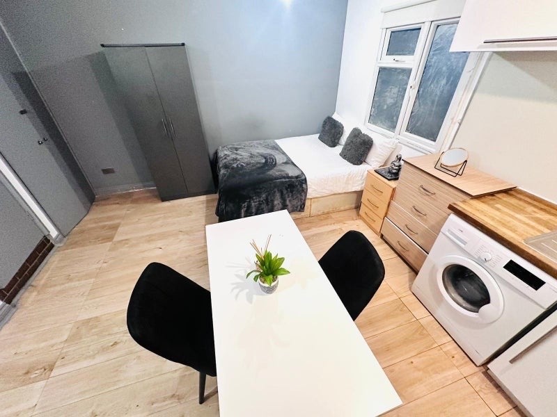 Additional image 2 of Studio Flat, Kilburn High Road, NW6, N1 7GU