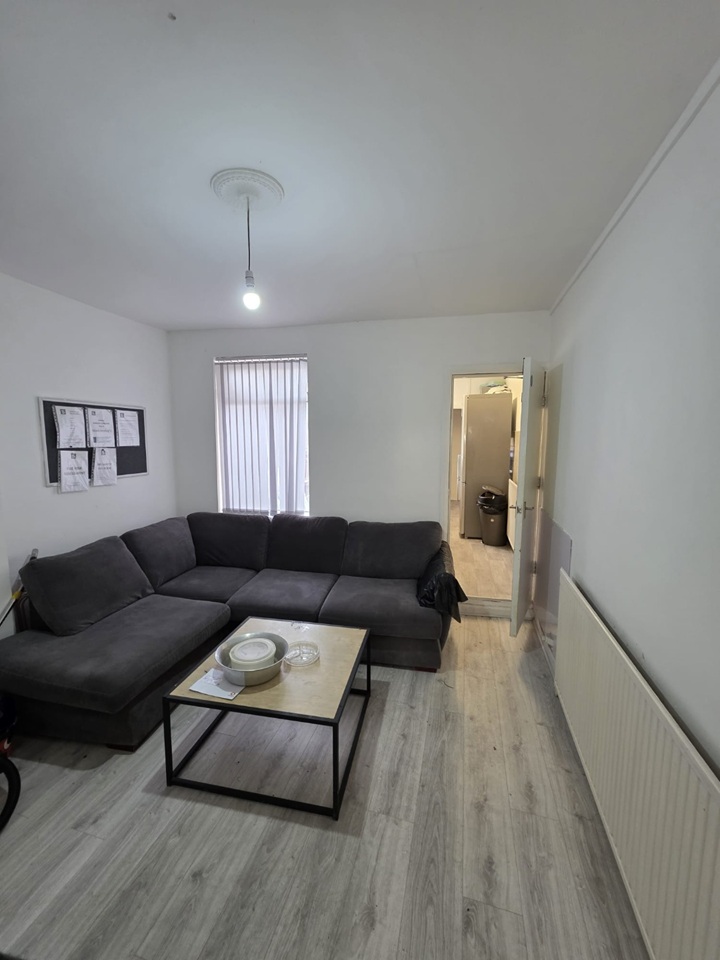 5 Bed Semi-Detached House, Heybarnes Road, B10, N1 7GU