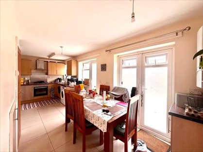 2 Bed Flat, Spackmans Way, SL1